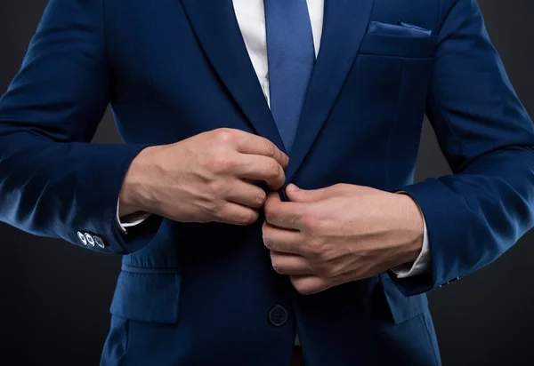 Detail člověka úpravou jeho tlačítko sako — Stock fotografie