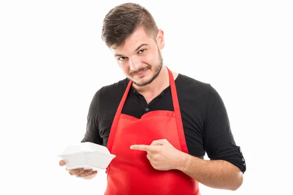 Portrait de l'employeur de supermarché masculin pointant boîte à lunch — Photo