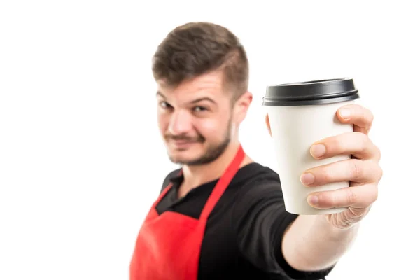 Enfoque selectivo del empleador del supermercado que ofrece café — Foto de Stock