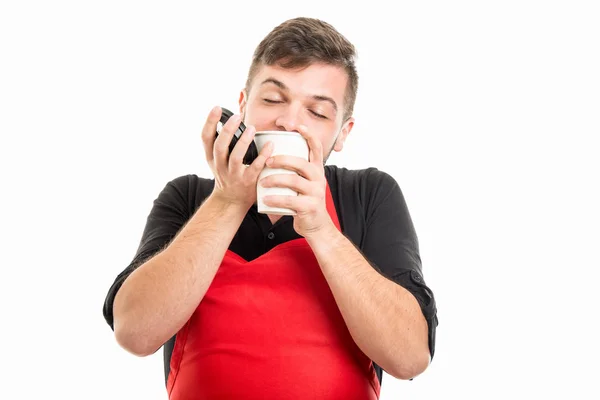 Male supermarket employer smelling takeaway coffee — Stock Photo, Image