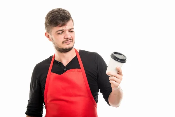 Mężczyzna supermarket pracodawca dziwne patrząc na filiżankę kawy — Zdjęcie stockowe