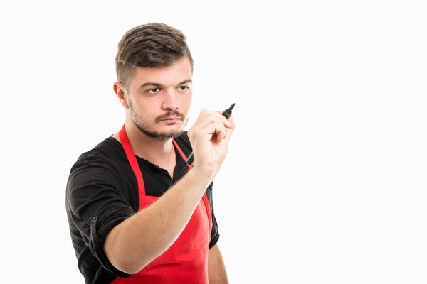 Männlicher Supermarkt-Arbeitgeber schreibt mit schwarzem Filzstift — Stockfoto