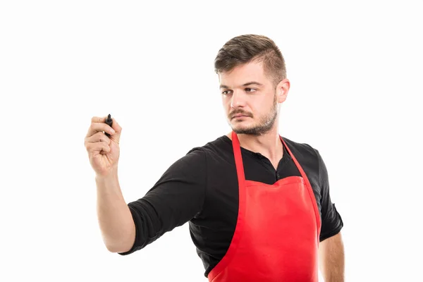 Mannelijke supermarkt werkgever schrijven met zwarte marker — Stockfoto