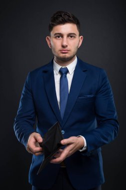 İşadamı boş cüzdan ile karanlık adam kırdı