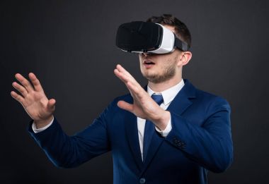 Genç işadamı VR gerçeklik yaşıyor