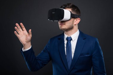 Modern gözlüklü icra müdürü 