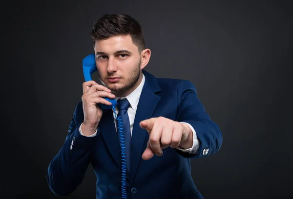 Negócios falando sério ceo no telefone — Fotografia de Stock