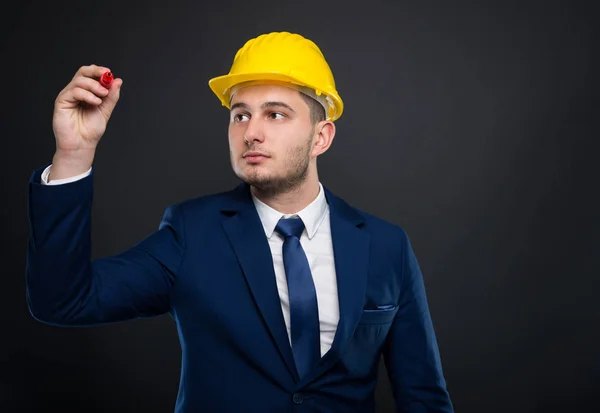 Ingeniero hombre dibujo con marcador en la pantalla — Foto de Stock