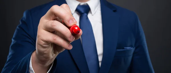 Die Hand des Geschäftsmannes schreibt auf den leeren Bildschirm — Stockfoto