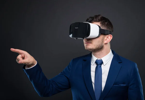 Empresario masculino usando gafas vr —  Fotos de Stock