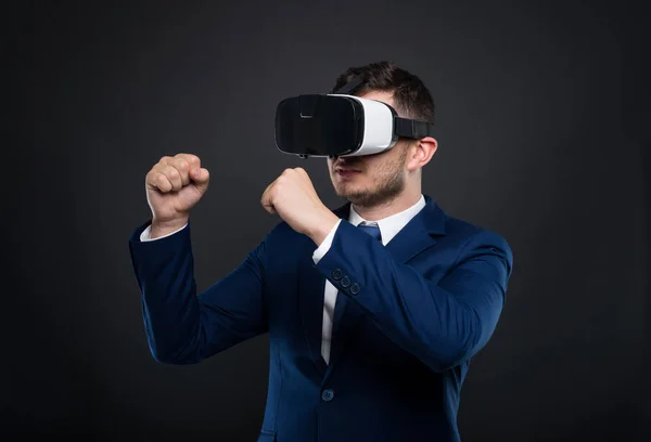 Empresario en ropa formal con gafas de realidad virtual —  Fotos de Stock