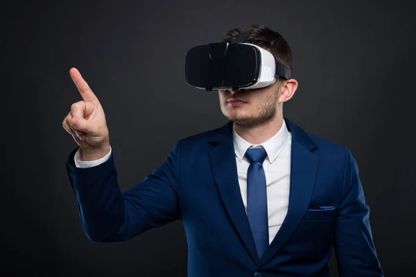 Joven hombre de negocios con gafas VR apuntando al copyspace —  Fotos de Stock