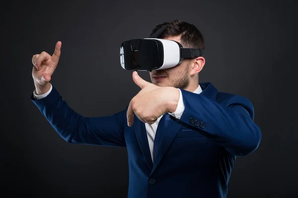 Joven hombre usando gafas VR para videojuego —  Fotos de Stock