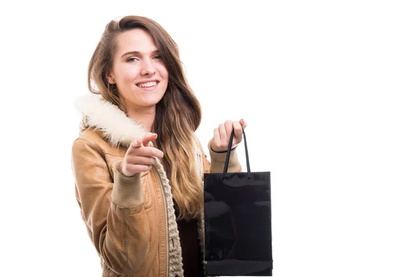 Retrato de jovem mulher sorridente com saco de compras — Fotografia de Stock