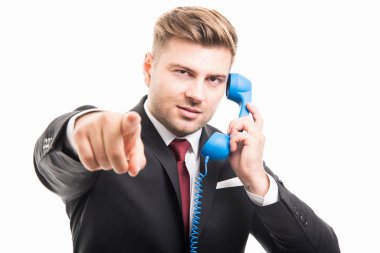 Mavi telefon ahizesi işaretleme kamera tutarak iş adamı