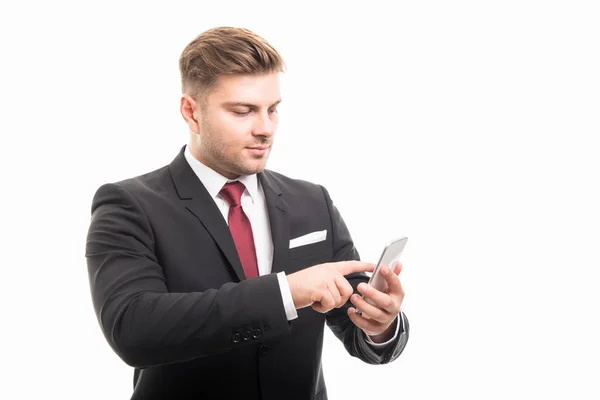 Retrato del hombre de negocios navegando en el teléfono inteligente — Foto de Stock