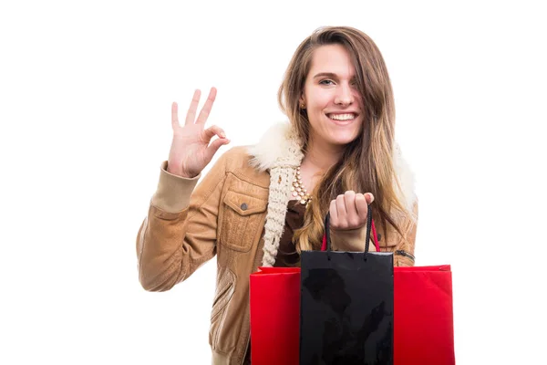 Lycklig shopper kvinna gör okej gest — Stockfoto
