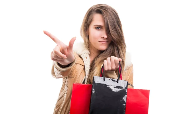 Unga hipster kvinna på shopping visar riktningen — Stockfoto