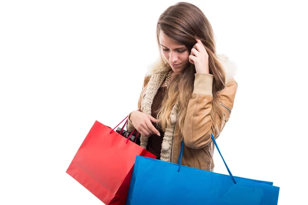 Hermosa chica sosteniendo bolsas de regalo mientras hace compras —  Fotos de Stock