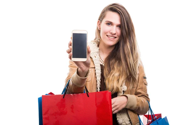 Atractiva chica comprador sosteniendo teléfono inteligente en la mano — Foto de Stock