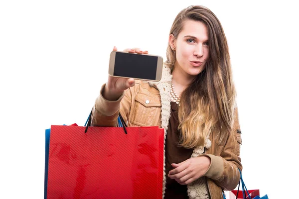 Jovem feliz mostrando seu celular — Fotografia de Stock