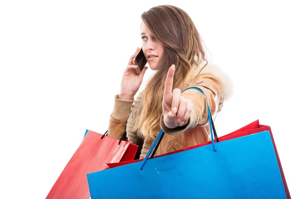 Ocupada chica de compras hablando por teléfono celular — Foto de Stock