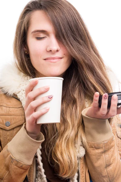 Ritratto di bella giovane donna con tazza di caffè — Foto Stock