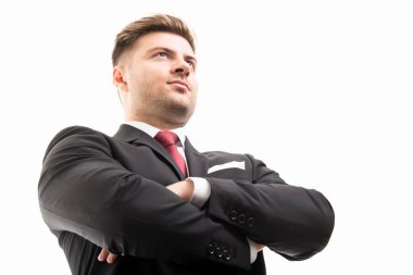 İş adam silah ile ayakta düşük açılı geçti