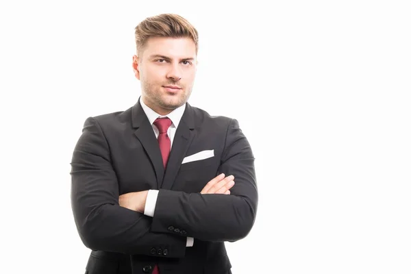 Hombre de negocios guapo de pie con los brazos cruzados —  Fotos de Stock