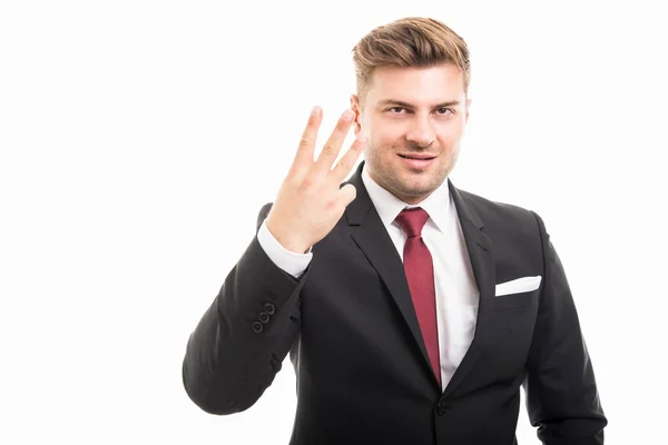 Retrato de homem de negócios corporativo bonito mostrando o número três — Fotografia de Stock