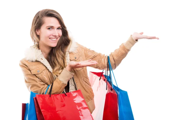 Shopping kvinnan presenterar något — Stockfoto