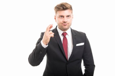 Parmak çarpı işareti ile ayakta yakışıklı iş adamı 