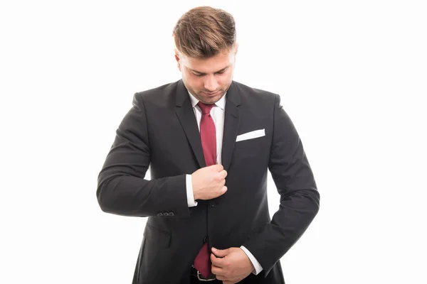 Stilig business man stående att arrangera hans skjorta — Stockfoto