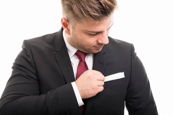 Primer plano del hombre de negocios guapo de pie arreglando su chaqueta —  Fotos de Stock