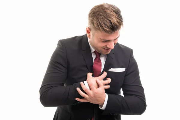 Hombre de negocios de pie sosteniendo el pecho como un ataque al corazón — Foto de Stock