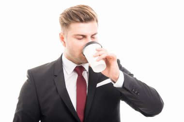 İş adamı sipping paket servisi olan restoran kahve ayakta