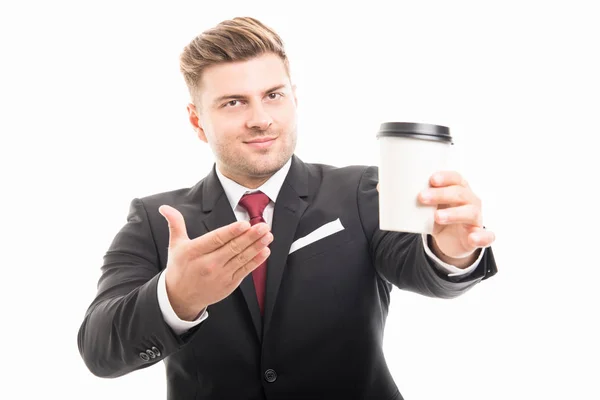 Geschäftsmann steht und zeigt Kaffeetasse zum Mitnehmen — Stockfoto