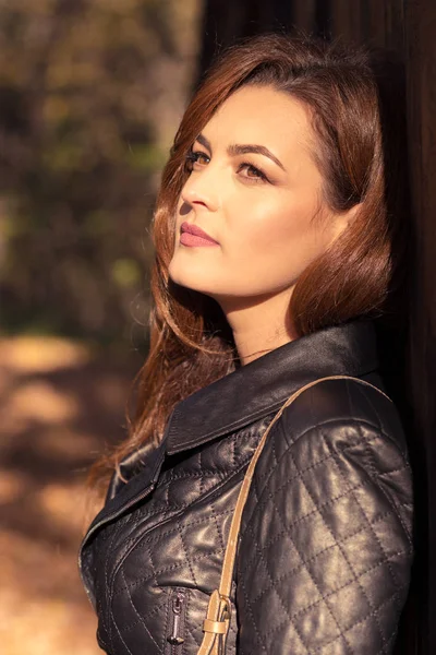 Beautiful woman standing outside in the nature — Stock Photo, Image