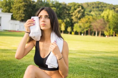 Genç aktif kadın egzersiz egzersiz açık yapmak