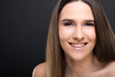 Pürüzsüz bir cilt ve uzun saçlı güzel kız model 