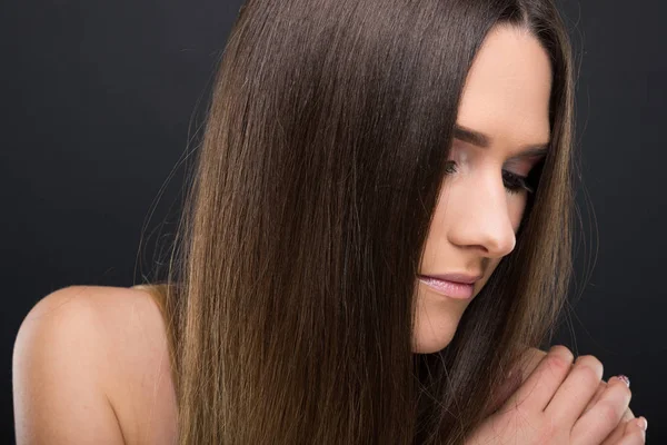 Mooie brunette meisje met lang en recht haar — Stockfoto