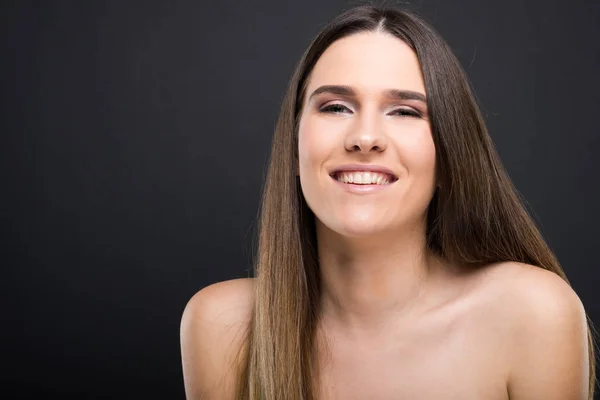 Schönheitsmodel mit wunderschönem Sking und glattem Haar — Stockfoto