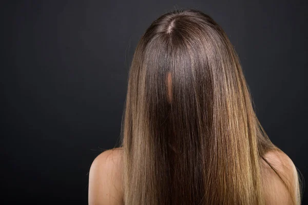 Брюнетка жінку з довгим волоссям, що охоплюють її обличчя — стокове фото