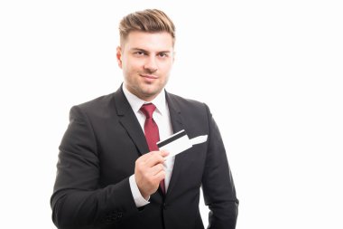 Kredi kartı veya bankamatik kartı tutan yakışıklı Yöneticisi