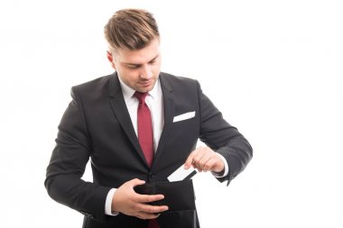 Kredi kartı cüzdanda koyarak yakışıklı Yöneticisi