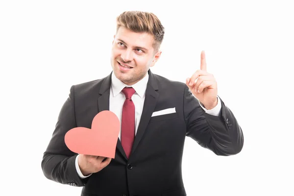 Junge Managerin mit roter Herzform zeigt nach oben — Stockfoto