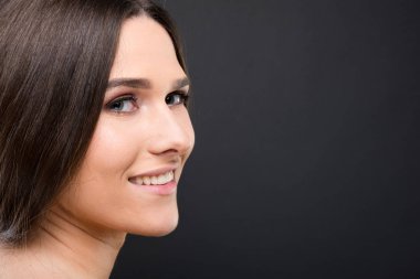 Güzel doğal kadın yan görünüm 