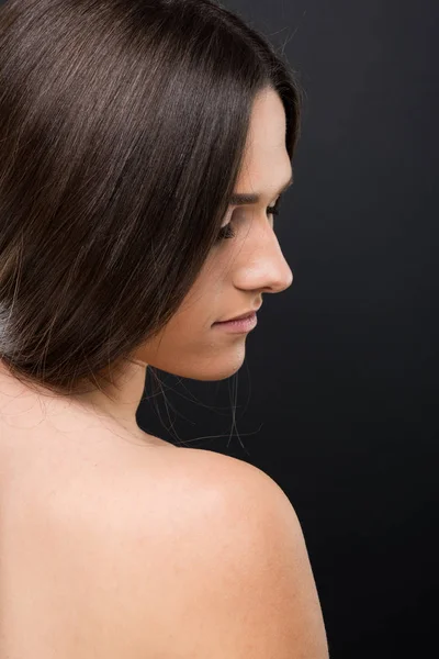 Vista lateral do modelo caucasiano com pele perfeita — Fotografia de Stock