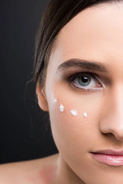 Mitad retrato de cara modelo femenina con crema hidratada — Foto de Stock