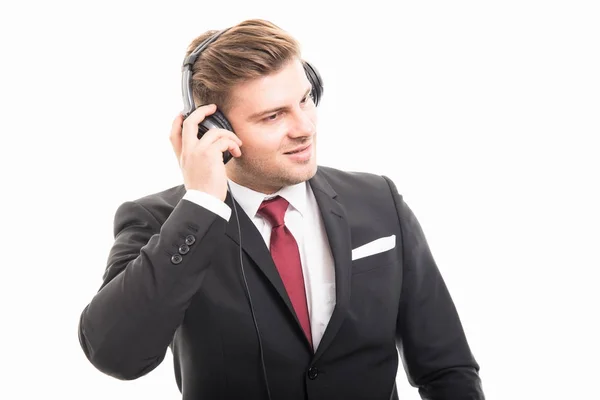 Mladý manažer drží sluchátka s jednou rukou — Stock fotografie